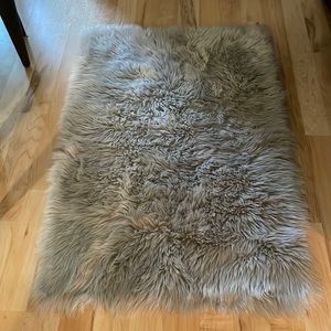 Like new, Faux Fur Shaggy rug